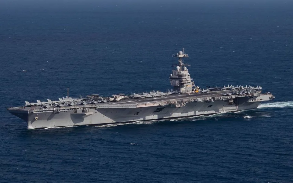 USS Ford míří proti Íránu. Na palubě řeší hlavně toalety