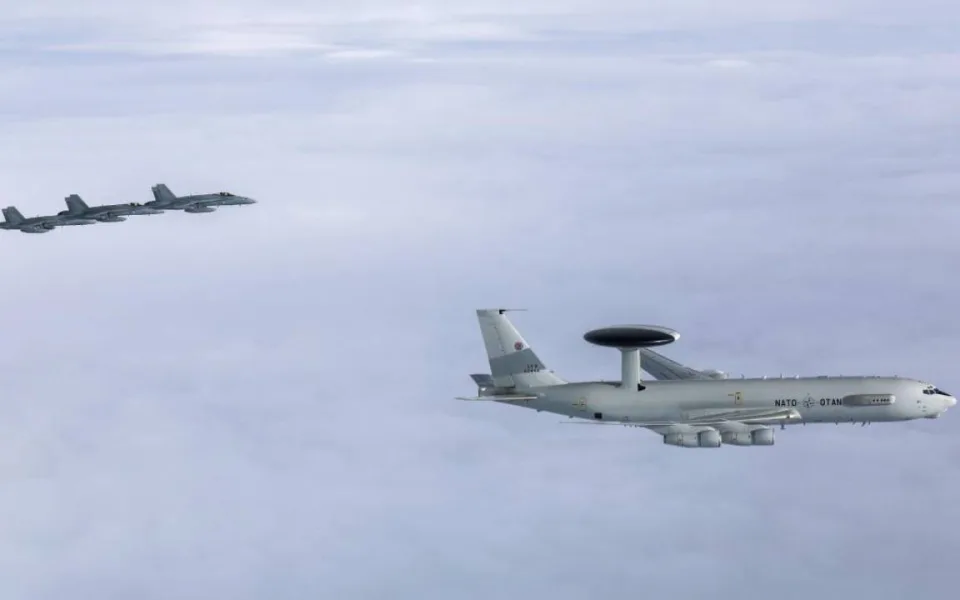 Aliance poprvé vyslala AWACS nad Finsko. Doprovodily ho Hornety