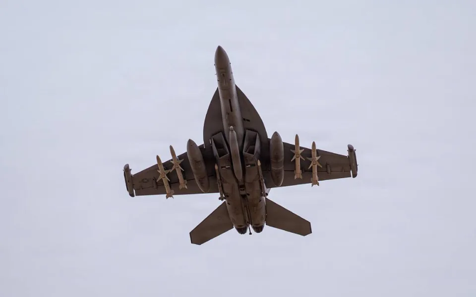 Jakou výzbroj nesou EA-18G a F-16CM v Epic Fury?