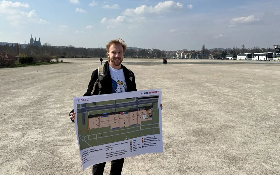 Stovky dobrovolníků, desítky záchodů, sekce pro rodiny. Jak bude vypadat demonstrace na Letné