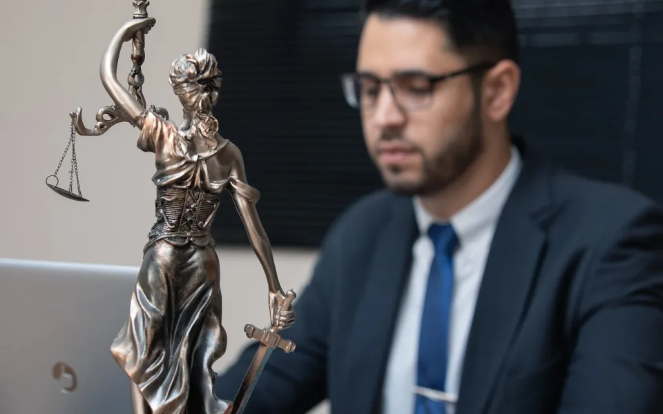 Řešíte jako podnikatel právní problémy? Pomoci může pojištění