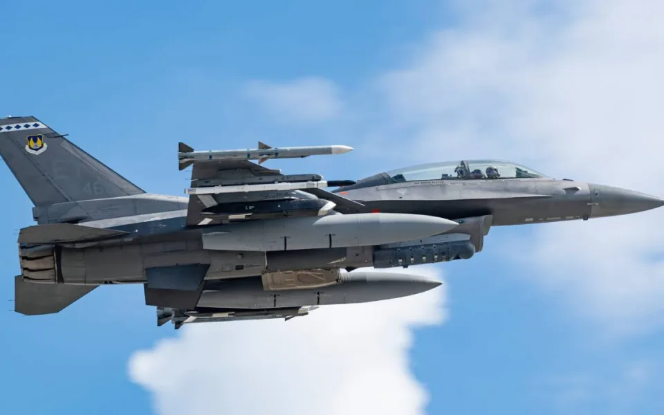 Letoun F-16 prověřil novou střelu v březnových testech