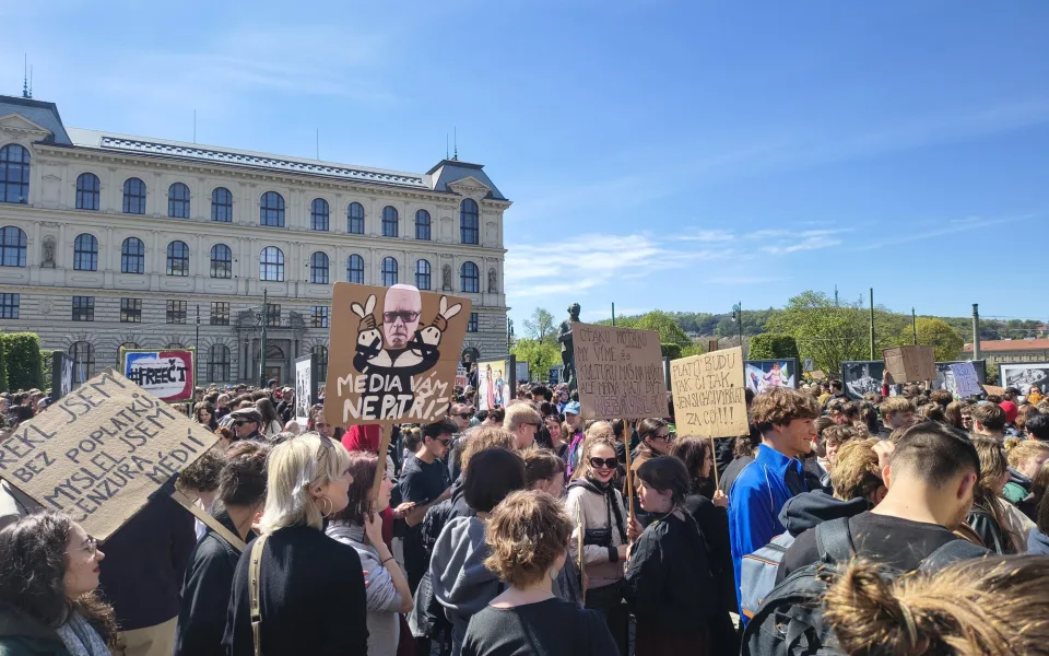 Na náměstí Jana Palacha se setkaly desítky studentů.