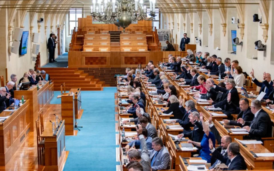 Opět to nevyšlo: Senát nepodpořil ústavní právo na život bez digitálu