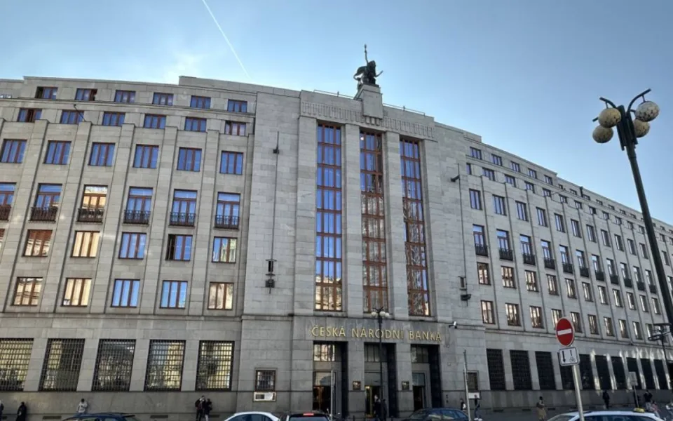 ČNB ponechala sazby beze změny, varuje před proinflačními riziky