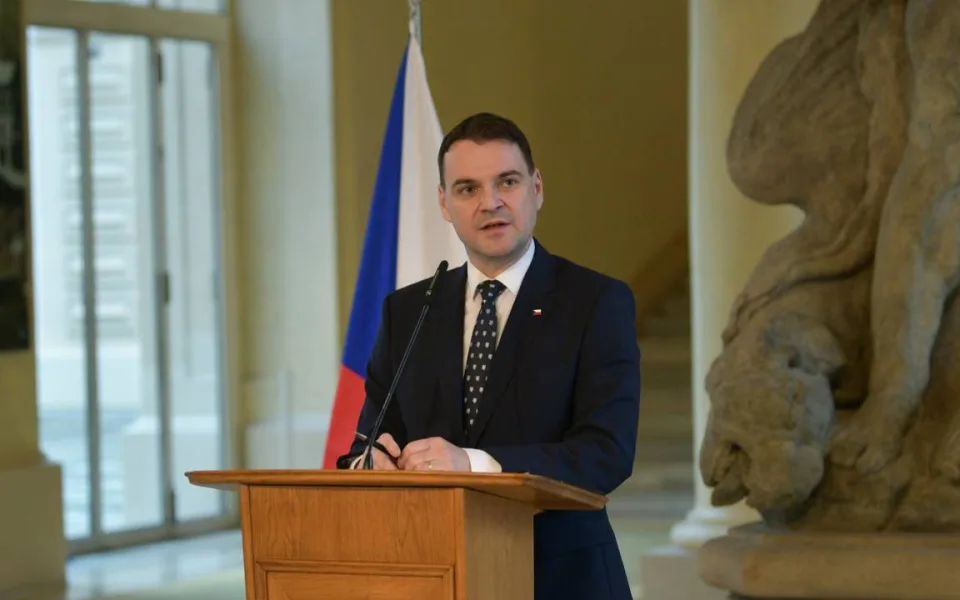 Summit NATO: Macinka navrhne odklad rozhodnutí o delegaci