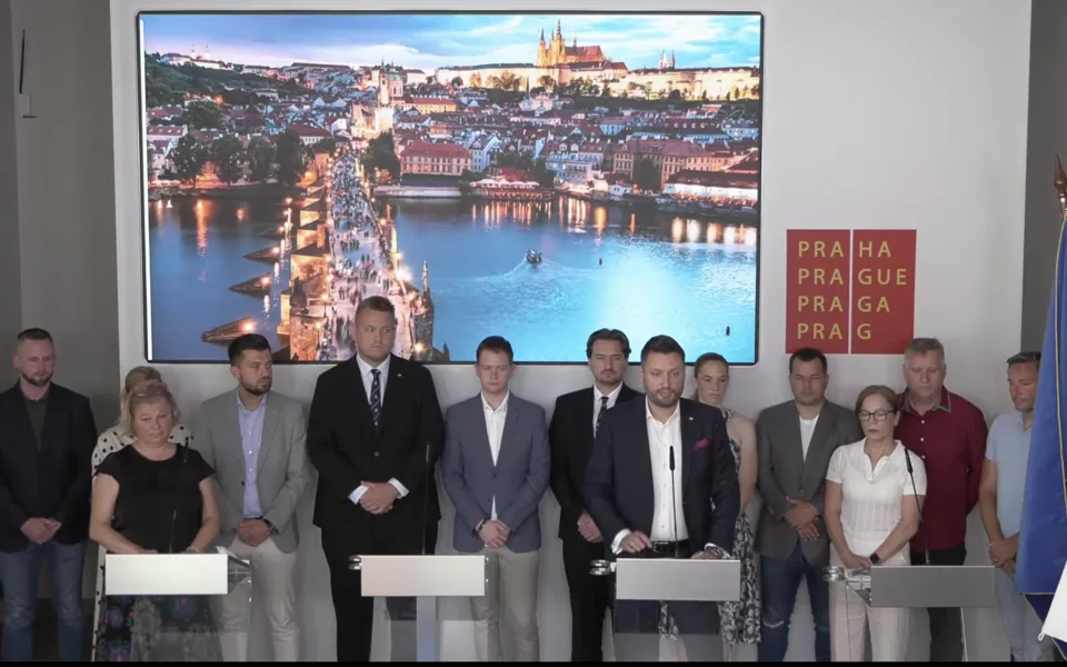 Ondřej Prokop a zástupci ANO na tiskové konferenci.