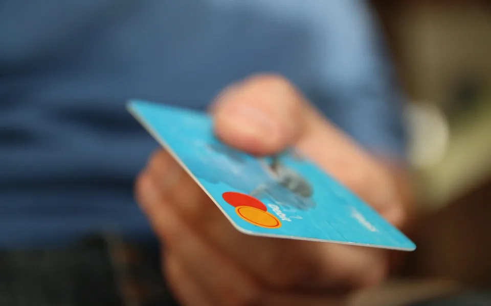 Češi na dovolené preferují platbu kartou či mobilem. Útraty jsou až dvojnásobné
