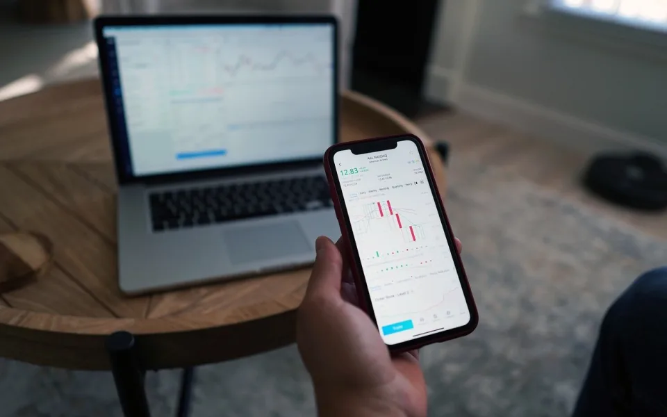 KOMENTÁŘ: Proč v turbulentní době nemusí stačit jen pasivní investování