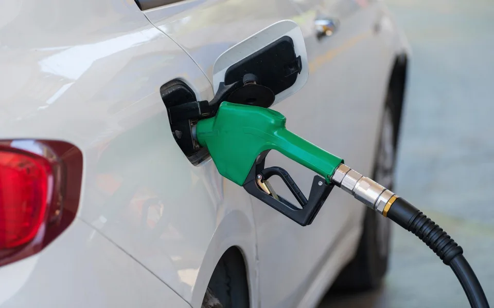 Konflikt a ceny energií tlumí světový růst a dopadají i na Českou republiku
