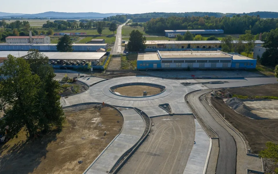 Semafor a kolony jsou zpátky. U letiště v Plané pokračuje stavba nové křižovatky