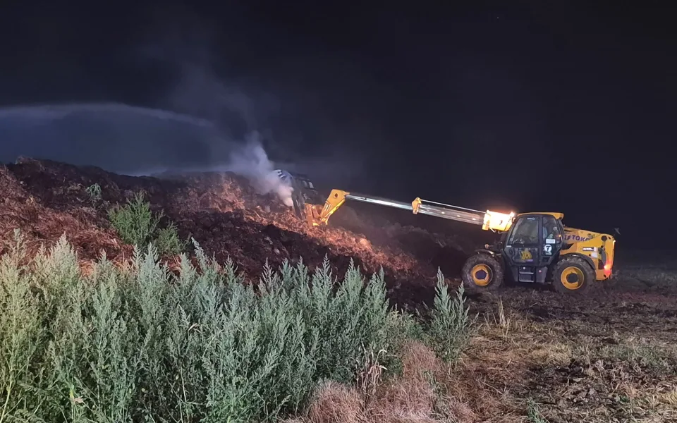 Na Opavsku hořelo hnojiště. V noci zde zasahovalo osm jednotek hasičů