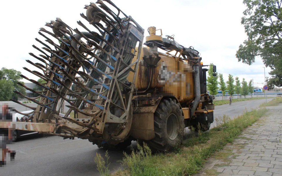 Řidič pohnojil křižovatku v Přerově. Omylem stiskl tlačítko, rameno smetlo chodce