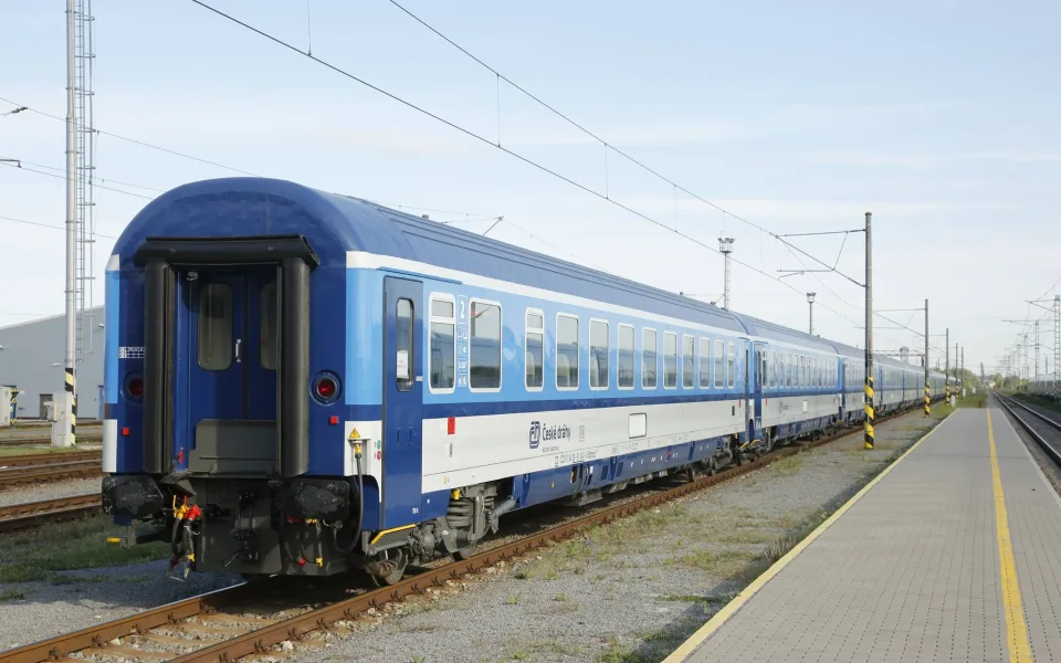 Nedovolená jízda vlaku omezila provoz na trati mezi Prahou a Hradcem