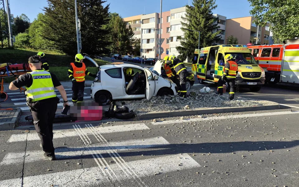 Na kruhovém objezdu v Novém Jičíně bourala dvě auta. Řidiče vyprošťovali hasiči