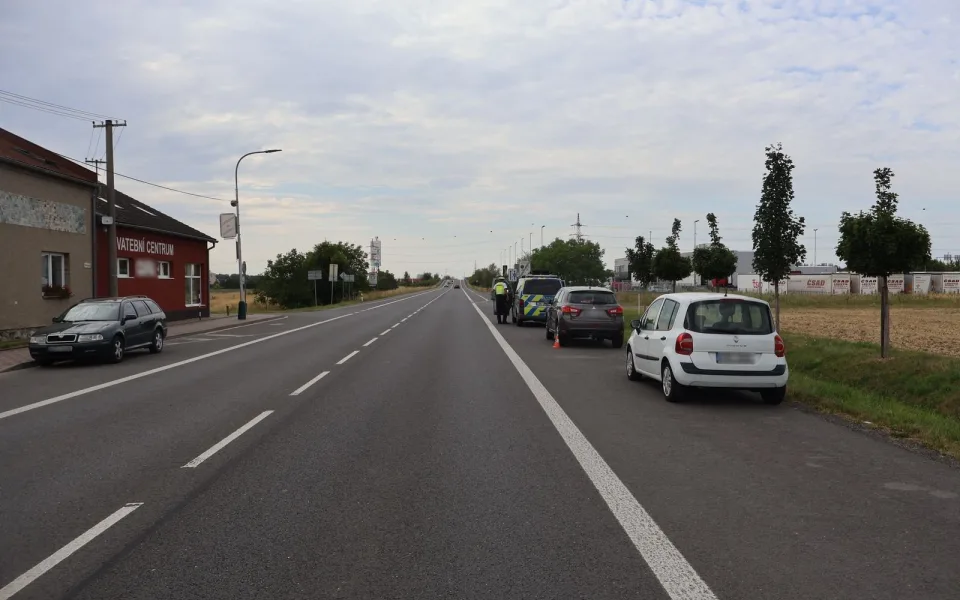 Policie hledá cyklistu s bílou helmou na černém kole. Ve Vsisku poškodil auto a ujel