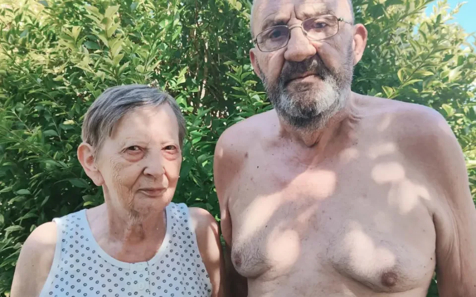 Přežili požár o vlásek. Vnuk spustil sbírku pro prarodiče