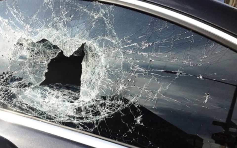 Auto se samovolně uzamklo a uvěznilo malé dítě. Zachránili ho policisté