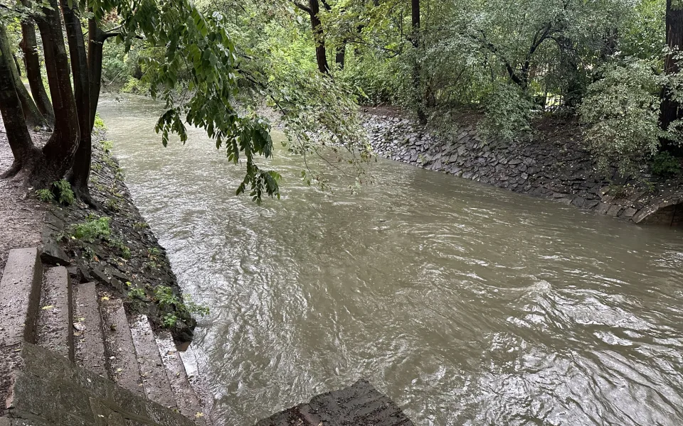 Předpověď se naplnila, Botič byl po vydatných deštích na prvním povodňovém stupni