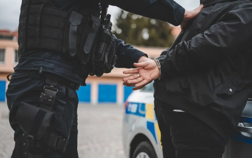 Mladý muž na polní cestě napadl čtyřiašedesátiletou ženu, která šla na procházku