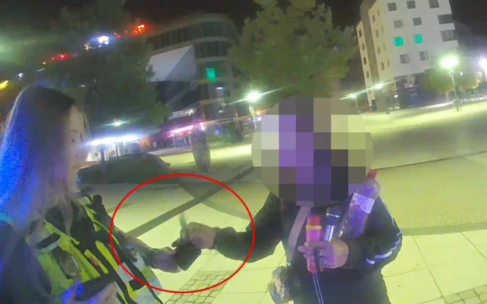 Dva zloději v Ostravě okradli spícího muže. Policii daleko neutekli