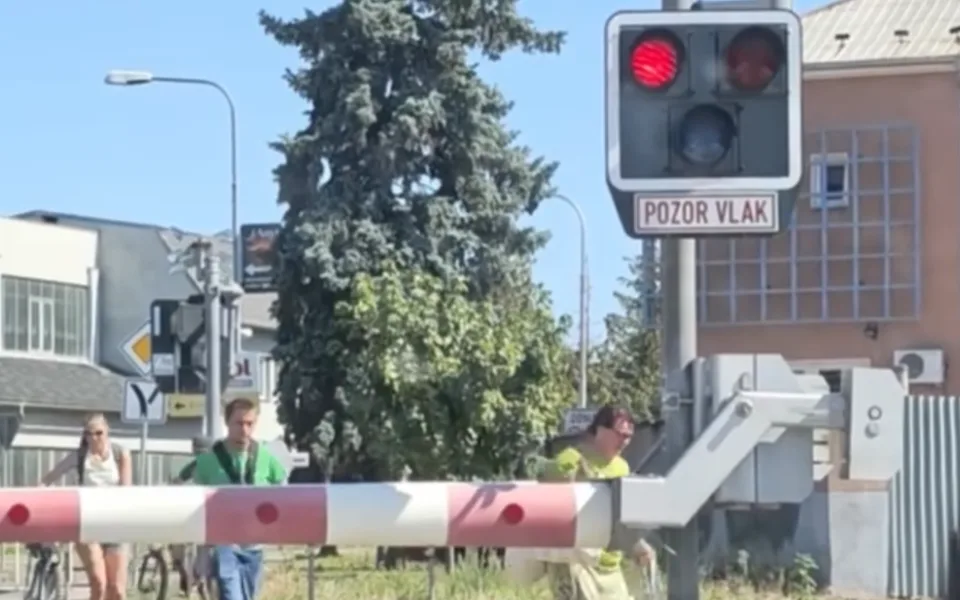 VIDEO: Šílenost na přejezdu v Olomouci. Lidé nehleděli na závory ani na červenou