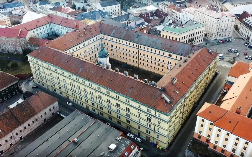 Divadlo i základní škola. Obří Hanácká kasárna v Olomouci našla další využití