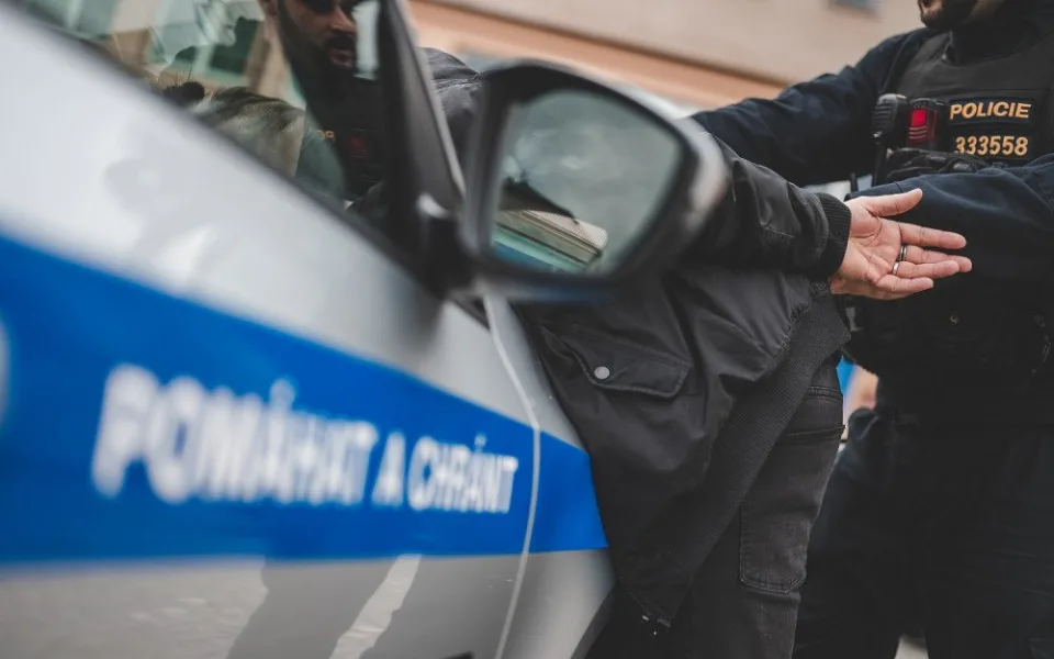 Policie dopadla muže podezřelého z pokusu o znásilnění ženy v Turnově