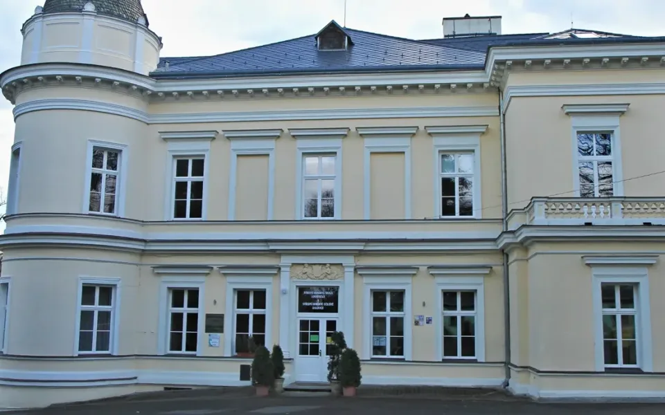 Karlovarský kraj pronajme zámeček v Dalovicích waldorfské škole