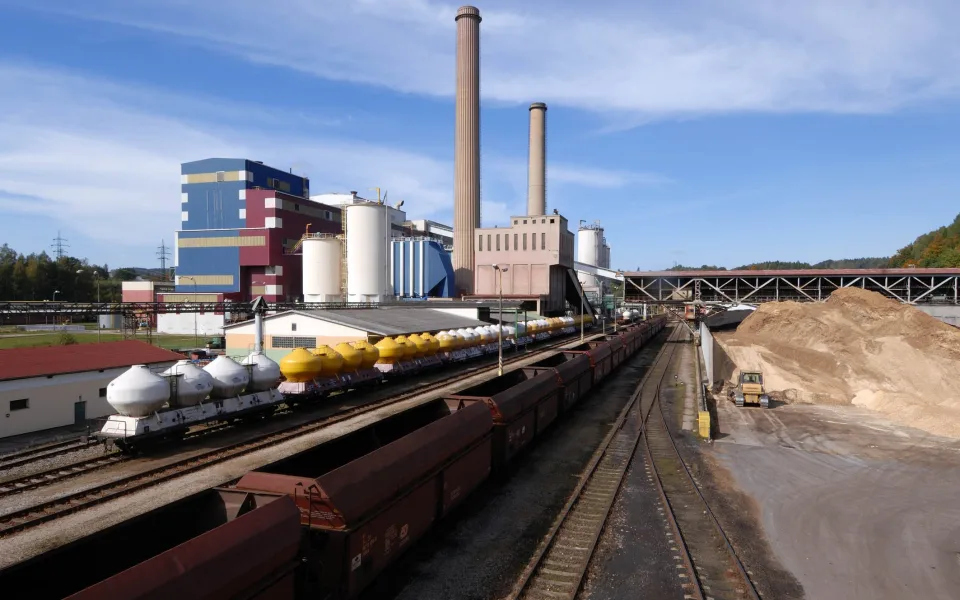 Zima klepe na radiátory. Trutnov už topí