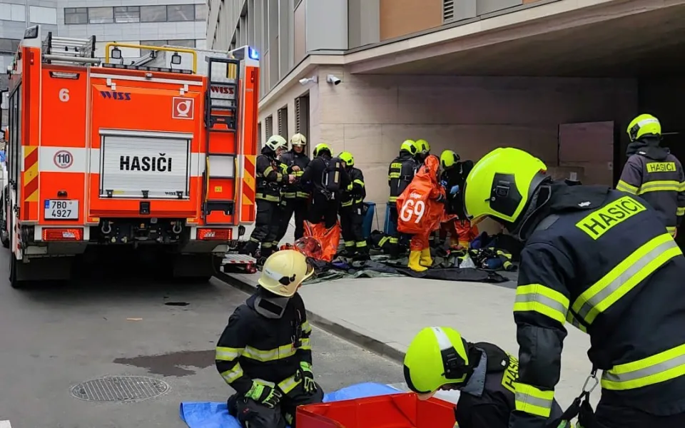 Desítky lidí vyhnala z laboratoře v Brně žíravina. Jednomu muži popálila ruku